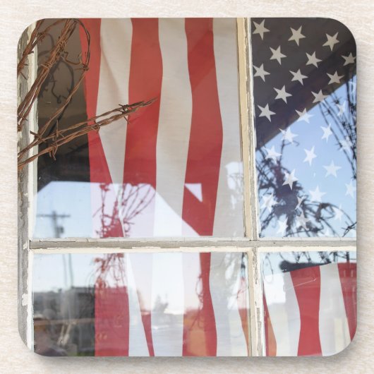 米国、オレゴン、Shaniko。 窓の旗の隣の コースター (正面)