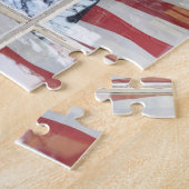 米国、オレゴン、Shaniko。 窓の旗の隣の ジグソーパズル (側面)