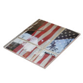 米国、オレゴン、Shaniko。 窓の旗の隣の タイル (側面)