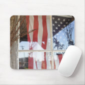 米国、オレゴン、Shaniko。 窓の旗の隣の マウスパッド (マウス)