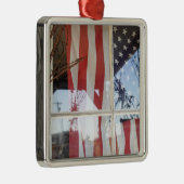 米国、オレゴン、Shaniko。 窓の旗の隣の メタルオーナメント (右)