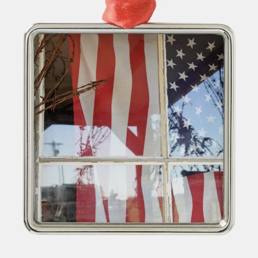 米国、オレゴン、Shaniko。 窓の旗の隣の メタルオーナメント (正面)