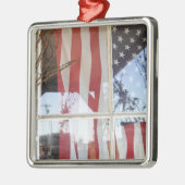 米国、オレゴン、Shaniko。 窓の旗の隣の メタルオーナメント (左)