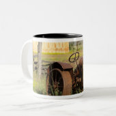 米国、オレゴン、Shaniko。 錆ついたヴィンテージのトラクター ツートーンマグカップ (正面左)