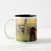 米国、オレゴン、Shaniko。 錆ついたヴィンテージのトラクター ツートーンマグカップ (左)