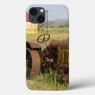 米国、オレゴン、Shaniko。 錆ついたヴィンテージのトラクター iPhone 13ケース