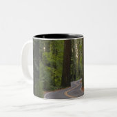 米国、カリフォルニアのレッドウッドの森林2を通した道 ツートーンマグカップ (正面左)