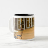 米国、カリフォルニア、ソノマバレー、パティオアットビアンサ ツートーンマグカップ (正面左)