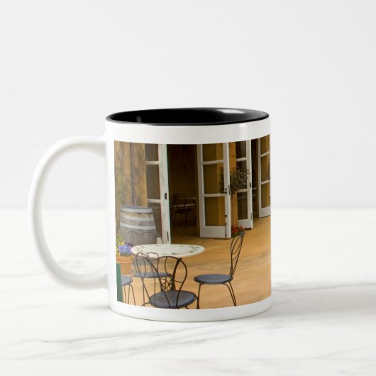 米国、カリフォルニア、ソノマバレー、パティオアットビアンサ ツートーンマグカップ (左)