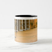 米国、カリフォルニア、ソノマバレー、パティオアットビアンサ ツートーンマグカップ (中央)