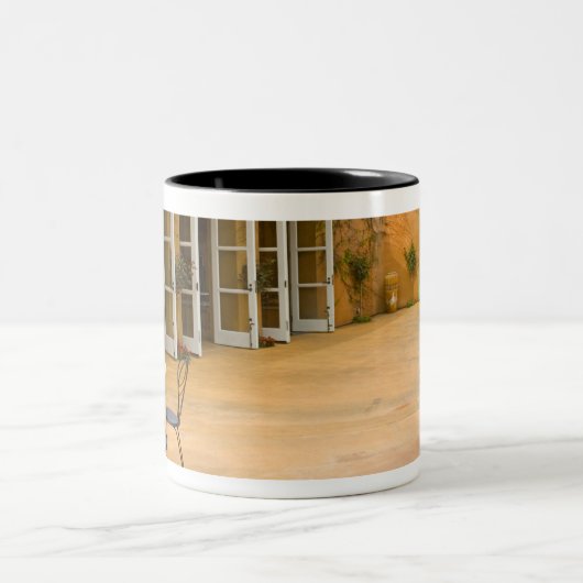 米国、カリフォルニア、ソノマバレー、パティオアットビアンサ ツートーンマグカップ (中央)