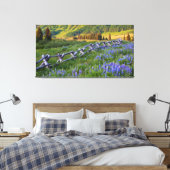 米国、コロラド州。ルピネスと分割レールフェンス キャンバスプリント (インサイチュ (寝室))