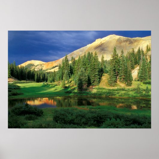 米国、コロラド州。夕暮れ時の赤い山 ポスター (正面)