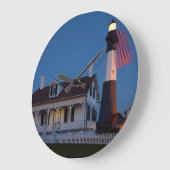 米国、ジョージアのTybeeの島、旗の飛行 ラージ壁時計 (傾斜)