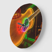 米国、テキサス州、オースティン。 恐喝のネオンギター ラージ壁時計 (傾斜)