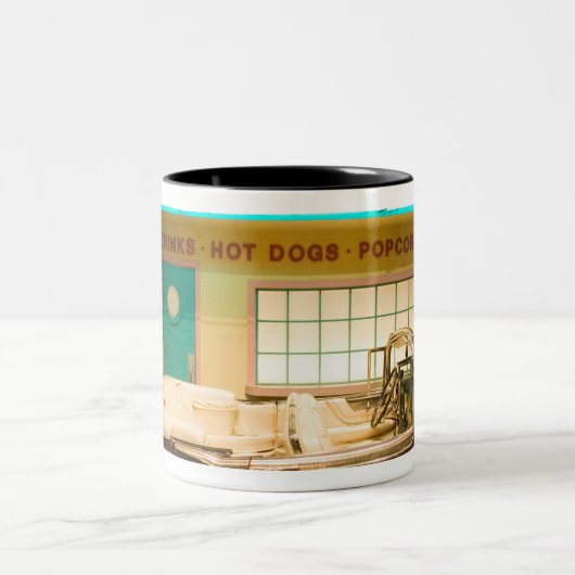 米国、テネシー州、メンフィス: エルヴィス・プレスリー ツートーンマグカップ (中央)