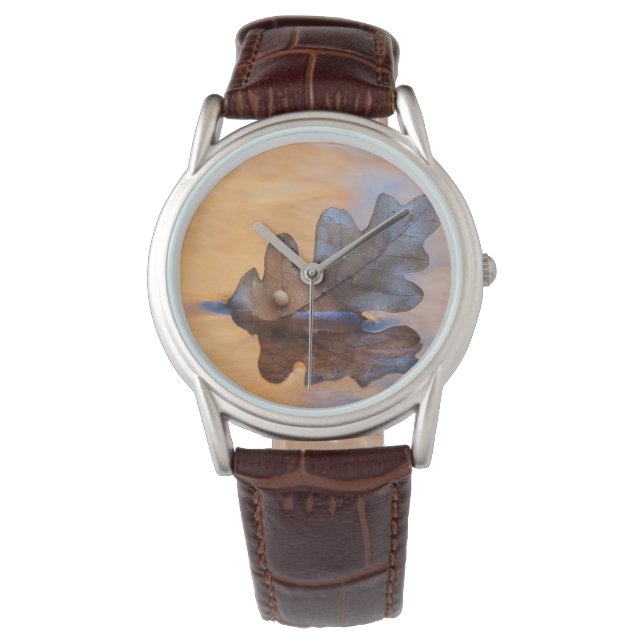 米国、ニューメキシコ。オーク材の葉が流れている 腕時計 (正面)