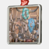 米国、ニューメキシコ、サンタフェ：ダウンタウンサンタフェ メタルオーナメント (左)