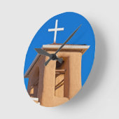 米国、ニューメキシコ。トップランチョデタオス ラウンド壁時計 (傾斜)