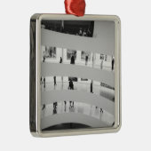 米国、ニューヨーク、ニューヨーク市:グッゲンハイム5 メタルオーナメント (右)