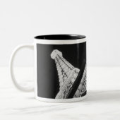 米国、ネバダ、ラスベガス：エッフェルタワー ツートーンマグカップ (左)