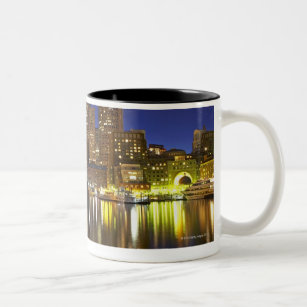 米国、ボストンの夜の都市スカイライン(長く ツートーンマグカップ