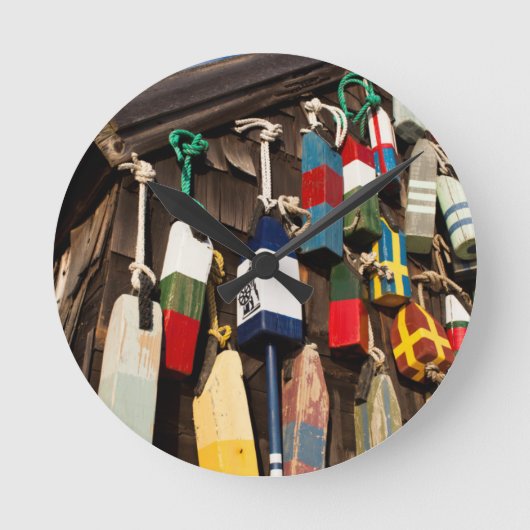 米国、マサチューセッツ、グロスター、ロブスターブイ2 ラウンド壁時計 (正面)