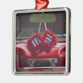 米国、マサチューセッツ、グロスター。 曖昧なサイコロとの メタルオーナメント (左)