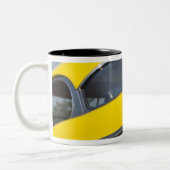 米国、マサチューセッツ、グロスター。 1957年の詳細 ツートーンマグカップ (左)