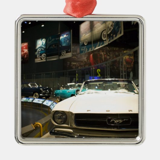 米国、ミシガン州、デトロイト: フォードの弁柄の工場旅行、 メタルオーナメント (正面)