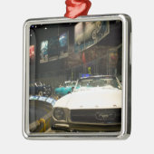 米国、ミシガン州、デトロイト: フォードの弁柄の工場旅行、 メタルオーナメント (左)