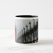 米国、ミシガン州、ミシガン湖岸、グランドヘブン: ツートーンマグカップ (中央)