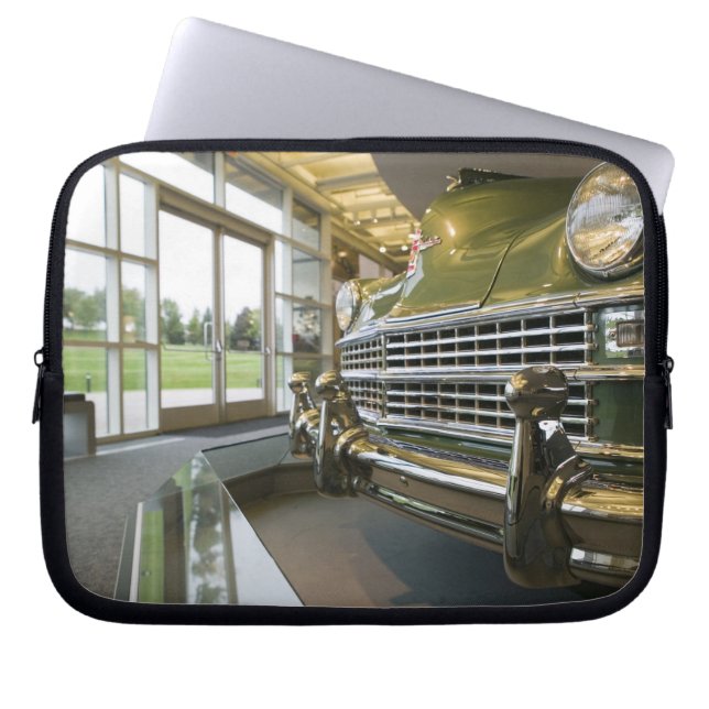 米国、ミシガン州、Auburn Hills: ウォルターP. Crysler ラップトップスリーブ (正面)