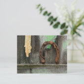 米国、モンタナ。古いフェンスの錆びた馬蹄形 ポストカード (スタンド正面)