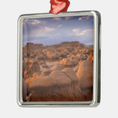 米国、ユタ州。ビューオブゴブリンバレー州パーク メタルオーナメント (左)