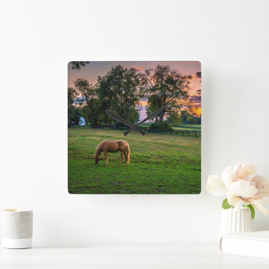 米国、レキシントン、ケンタッキー。 日没2の単独馬 スクエア壁時計 (ホーム)