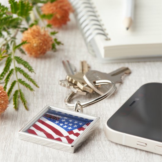 米国、ワシントン州のmoses湖。 旗の壁の壁画 キーホルダー (側面)