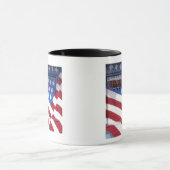 米国、ワシントン州のmoses湖。 旗の壁の壁画 マグカップ (中央)