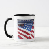 米国、ワシントン州のmoses湖。 旗の壁の壁画 マグカップ (左)