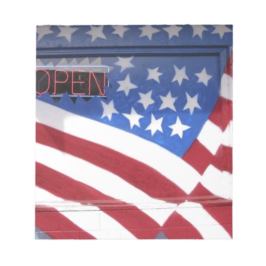 米国, ワシントン, モーゼスレイク。上の旗の壁壁画 ノートパッド (正面)