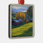 米国、ヴァーモントのJenneの農場。 緑の丘陵を転がること メタルオーナメント (右)