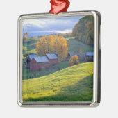 米国、ヴァーモントのJenneの農場。 緑の丘陵を転がること メタルオーナメント (左)