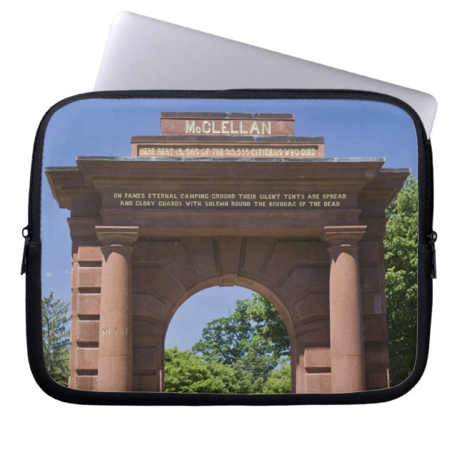 米国、VA、アーリントン。 アーリントンのMcClellanのゲート ラップトップスリーブ (正面)