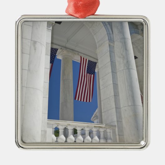 米国、VA、アーリントン。 米国旗はつるされます メタルオーナメント (正面)