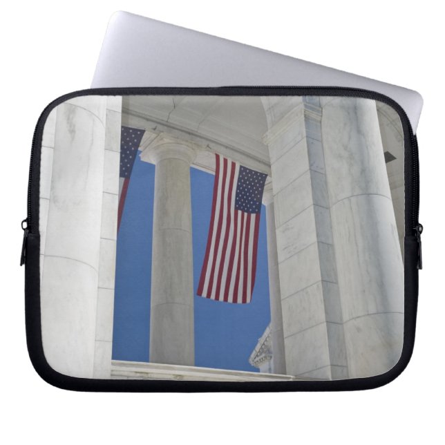 米国、VA、アーリントン。 米国旗はつるされます ラップトップスリーブ (正面)