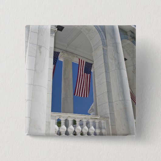 米国、VA、アーリントン。 米国旗はつるされます 缶バッジ (正面)