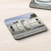 米国、VA、アーリントン。 軍の女性のための コースター (左側)