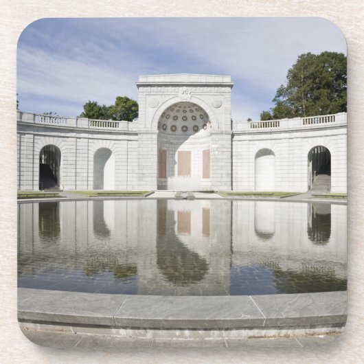 米国、VA、アーリントン。 軍の女性のための コースター (正面)