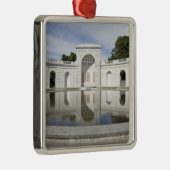 米国、VA、アーリントン。 軍の女性のための メタルオーナメント (右)