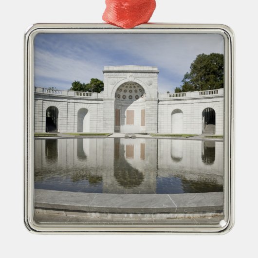 米国、VA、アーリントン。 軍の女性のための メタルオーナメント (正面)